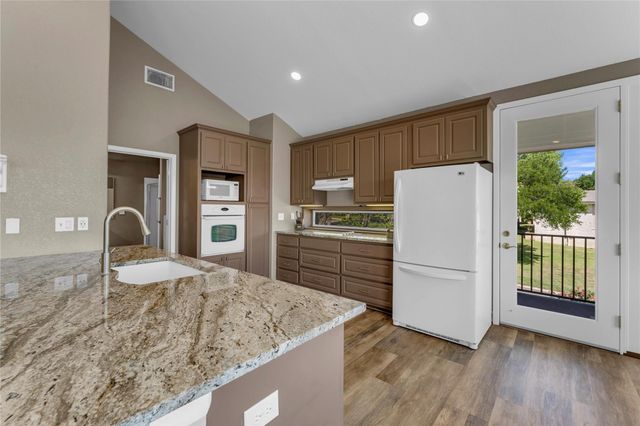 319 Meadowlakes DR, Marble Falls, TX 78654