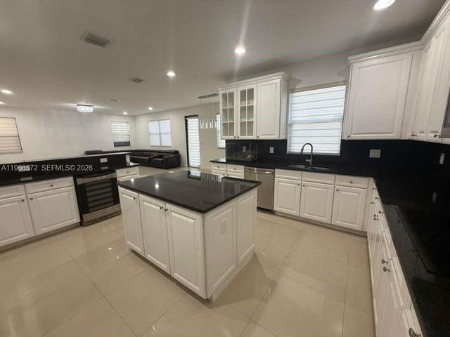 9947 NW 86th Ter, Doral, FL 33178