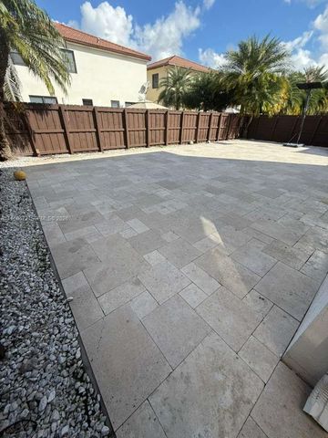 9947 NW 86th Ter, Doral, FL 33178