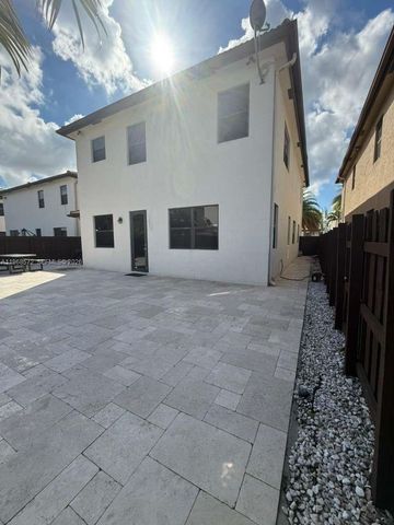 9947 NW 86th Ter, Doral, FL 33178