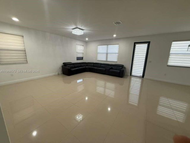 9947 NW 86th Ter, Doral, FL 33178