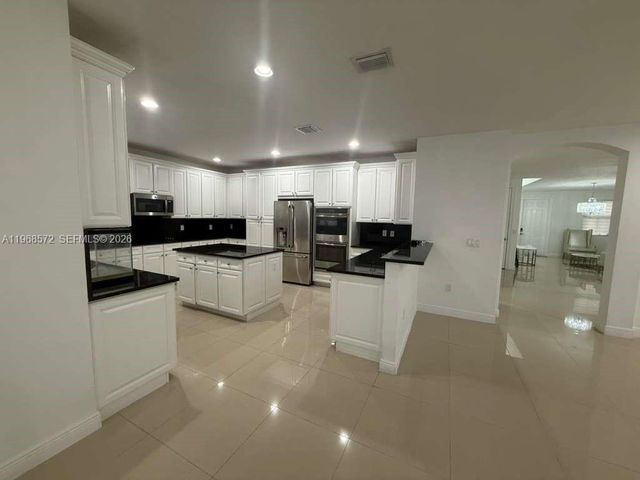 9947 NW 86th Ter, Doral, FL 33178
