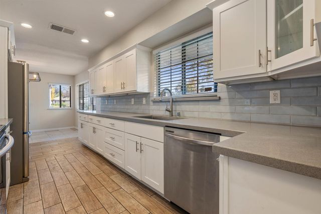 931 Amberwood Rd, Sacramento, CA 95864