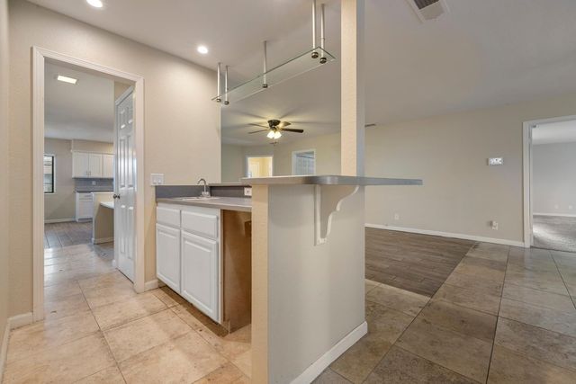 931 Amberwood Rd, Sacramento, CA 95864