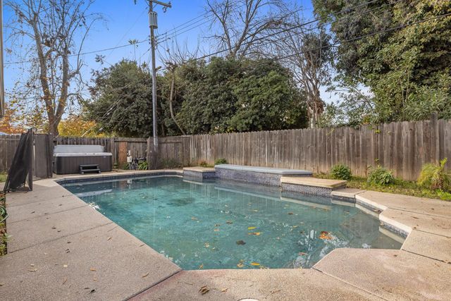 931 Amberwood Rd, Sacramento, CA 95864