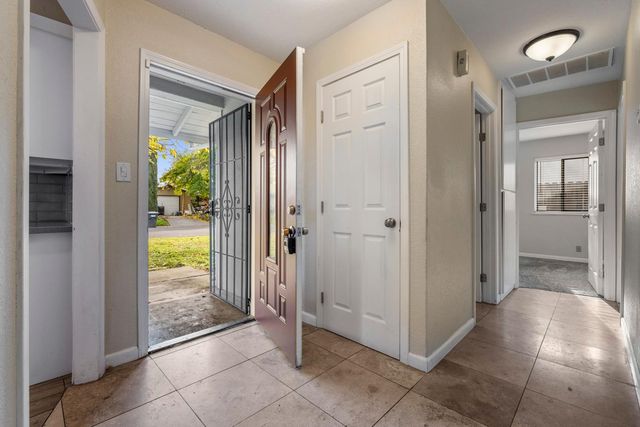 931 Amberwood Rd, Sacramento, CA 95864