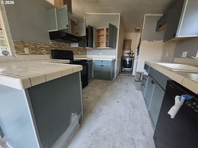 648 S CORAL St, Rockaway Beach, OR 97136
