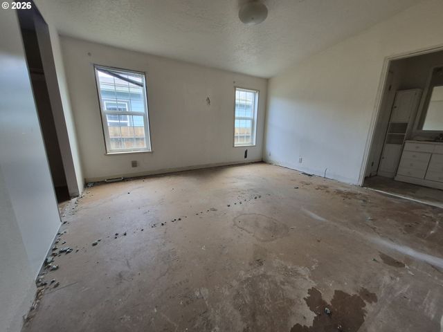 648 S CORAL St, Rockaway Beach, OR 97136