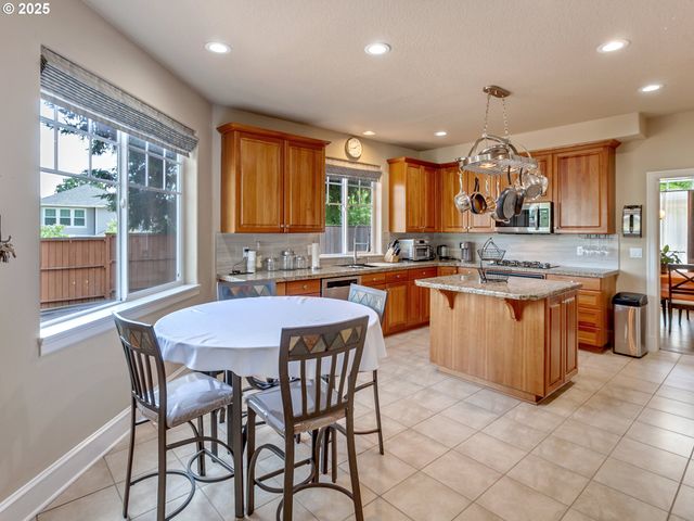 7913 Sw LEISER Ln, Portland, OR 97224