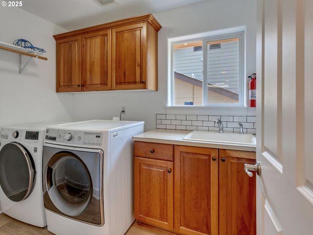 7913 Sw LEISER Ln, Portland, OR 97224