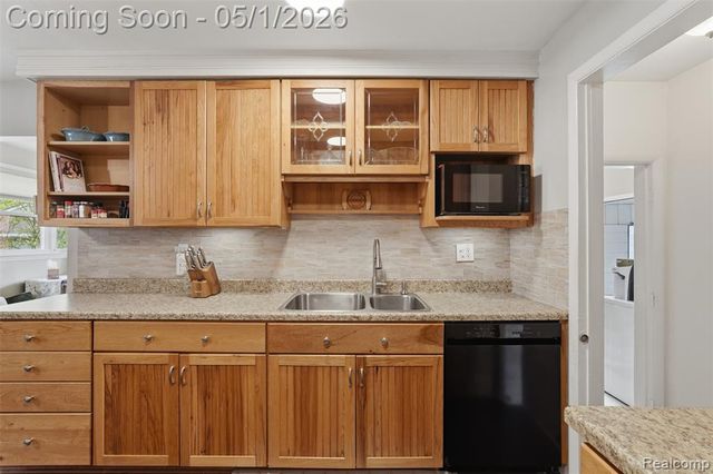 15760 Green Lane Avenue, Livonia, MI 48154