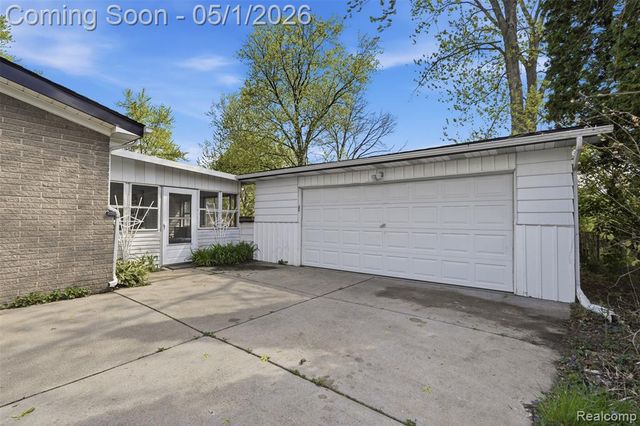 15760 Green Lane Avenue, Livonia, MI 48154
