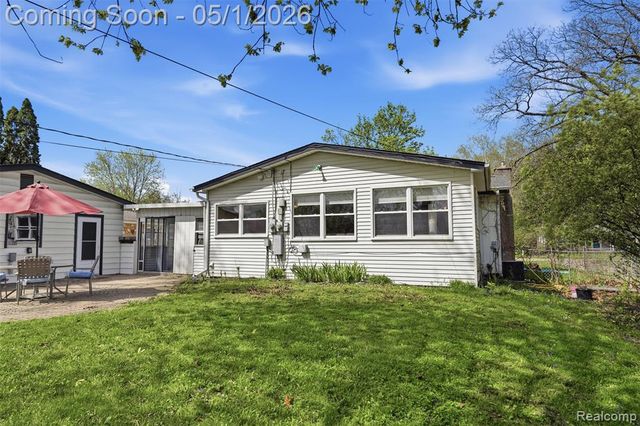 15760 Green Lane Avenue, Livonia, MI 48154