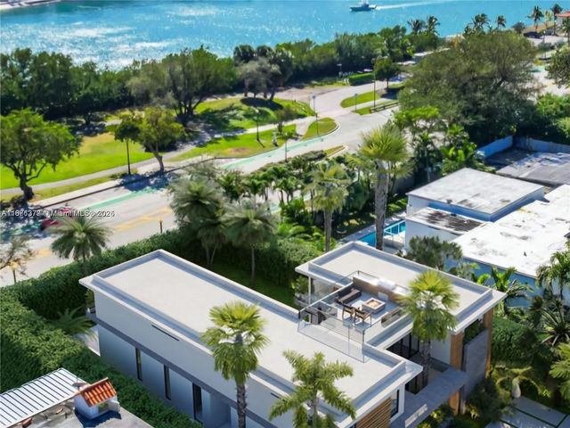 910 N Venetian Dr, Miami Beach, FL 33139