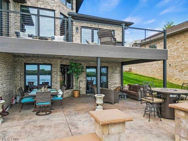 1004 Waters Edge Drive, Columbiana, OH 44408