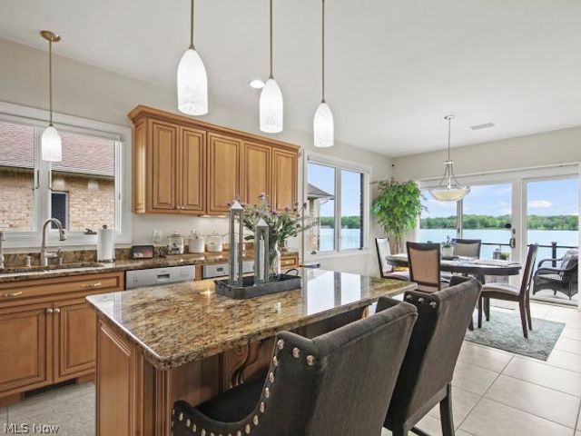 1004 Waters Edge Drive, Columbiana, OH 44408