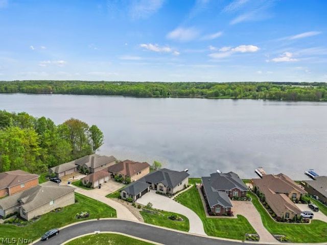 1004 Waters Edge Drive, Columbiana, OH 44408