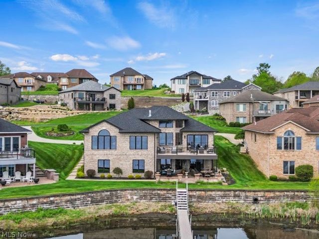 1004 Waters Edge Drive, Columbiana, OH 44408