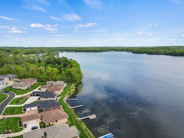 1004 Waters Edge Drive, Columbiana, OH 44408