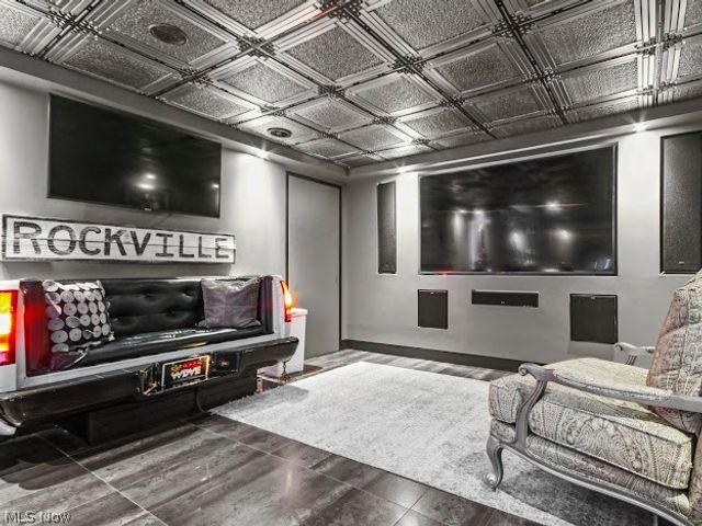 1004 Waters Edge Drive, Columbiana, OH 44408