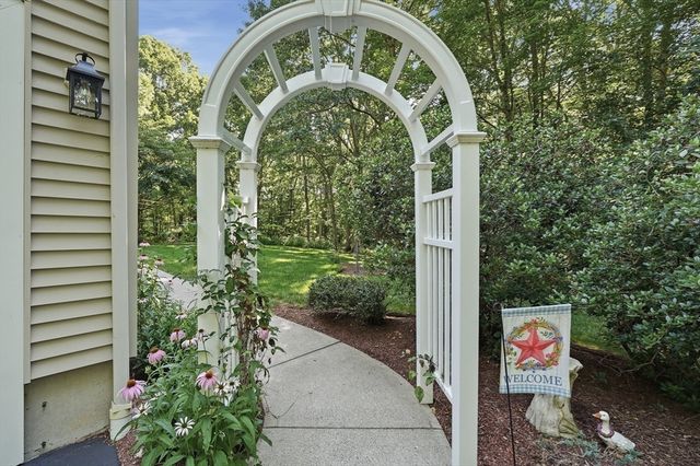 18 Allens Ln, Rehoboth, MA 02769