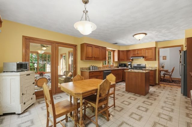 18 Allens Ln, Rehoboth, MA 02769