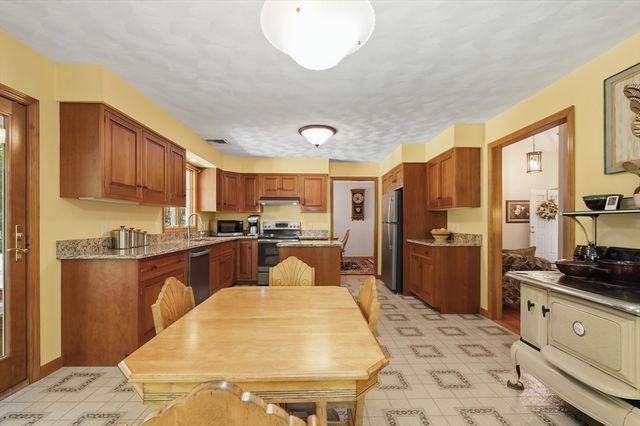 18 Allens Ln, Rehoboth, MA 02769