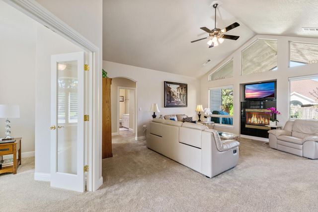 869 St Andrews Way, Eagle Point, OR 97524