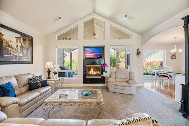 869 St Andrews Way, Eagle Point, OR 97524