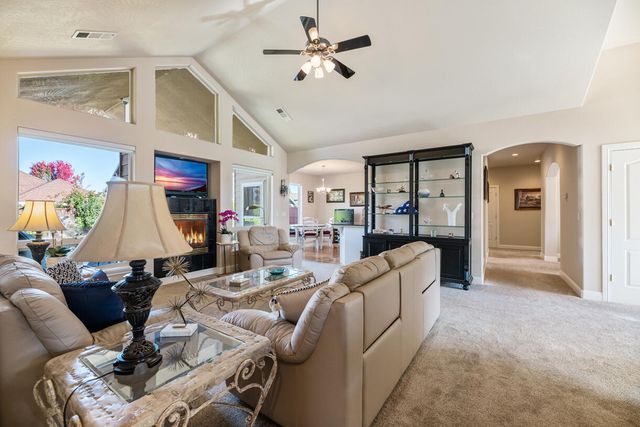 869 St Andrews Way, Eagle Point, OR 97524