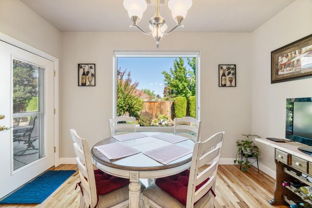 869 St Andrews Way, Eagle Point, OR 97524