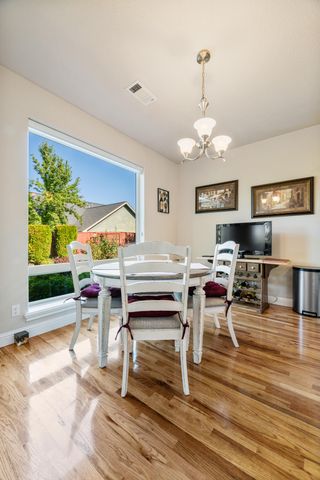 869 St Andrews Way, Eagle Point, OR 97524