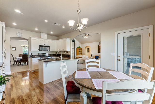 869 St Andrews Way, Eagle Point, OR 97524