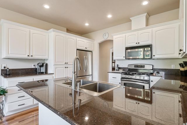 869 St Andrews Way, Eagle Point, OR 97524