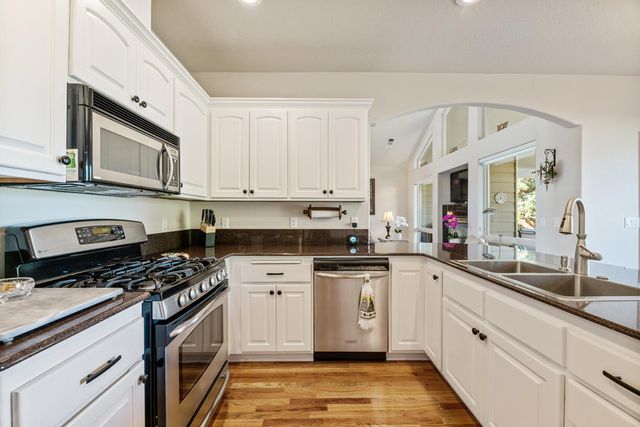 869 St Andrews Way, Eagle Point, OR 97524