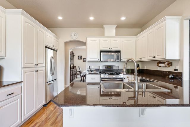 869 St Andrews Way, Eagle Point, OR 97524