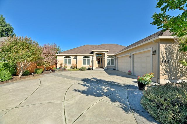 869 St Andrews Way, Eagle Point, OR 97524