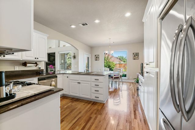 869 St Andrews Way, Eagle Point, OR 97524