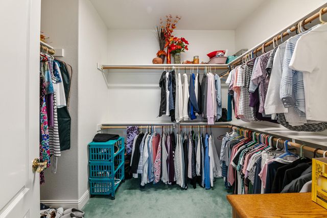 869 St Andrews Way, Eagle Point, OR 97524