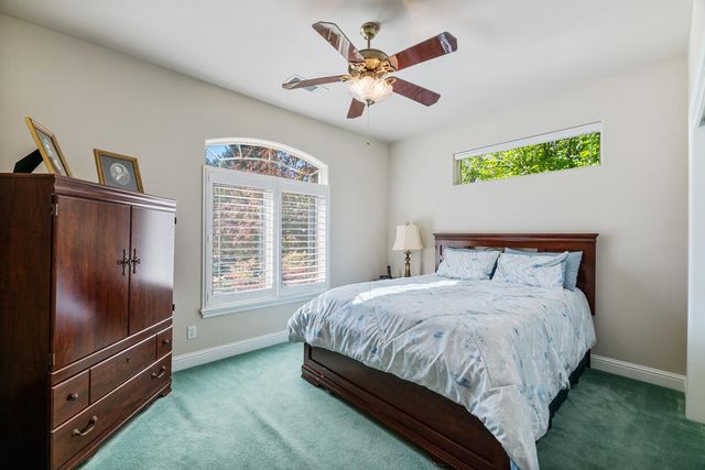 869 St Andrews Way, Eagle Point, OR 97524