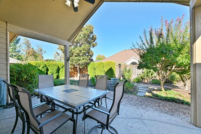 869 St Andrews Way, Eagle Point, OR 97524