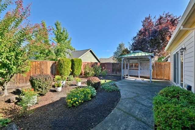 869 St Andrews Way, Eagle Point, OR 97524