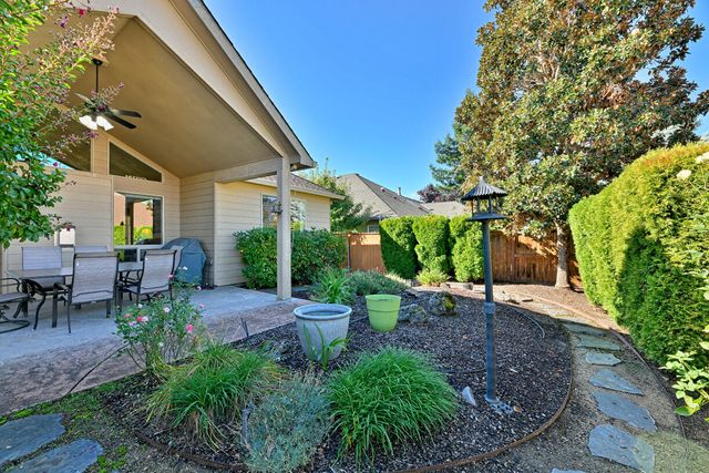 869 St Andrews Way, Eagle Point, OR 97524