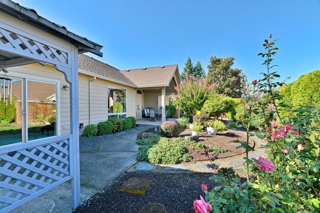 869 St Andrews Way, Eagle Point, OR 97524
