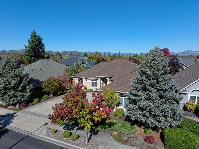 869 St Andrews Way, Eagle Point, OR 97524