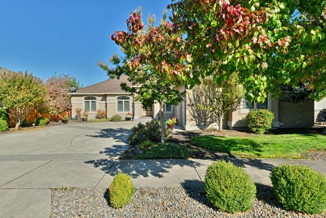 869 St Andrews Way, Eagle Point, OR 97524