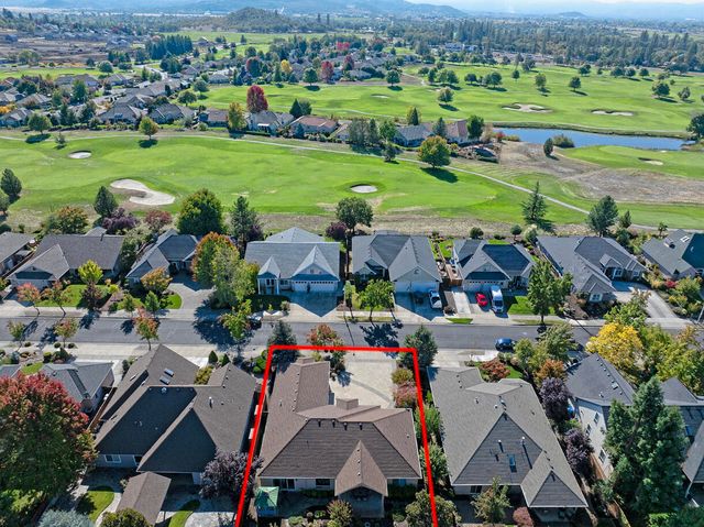 869 St Andrews Way, Eagle Point, OR 97524