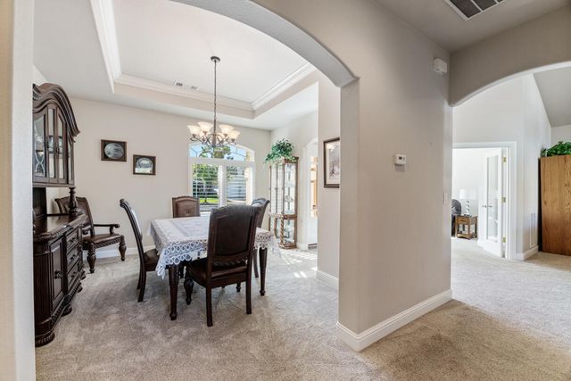 869 St Andrews Way, Eagle Point, OR 97524