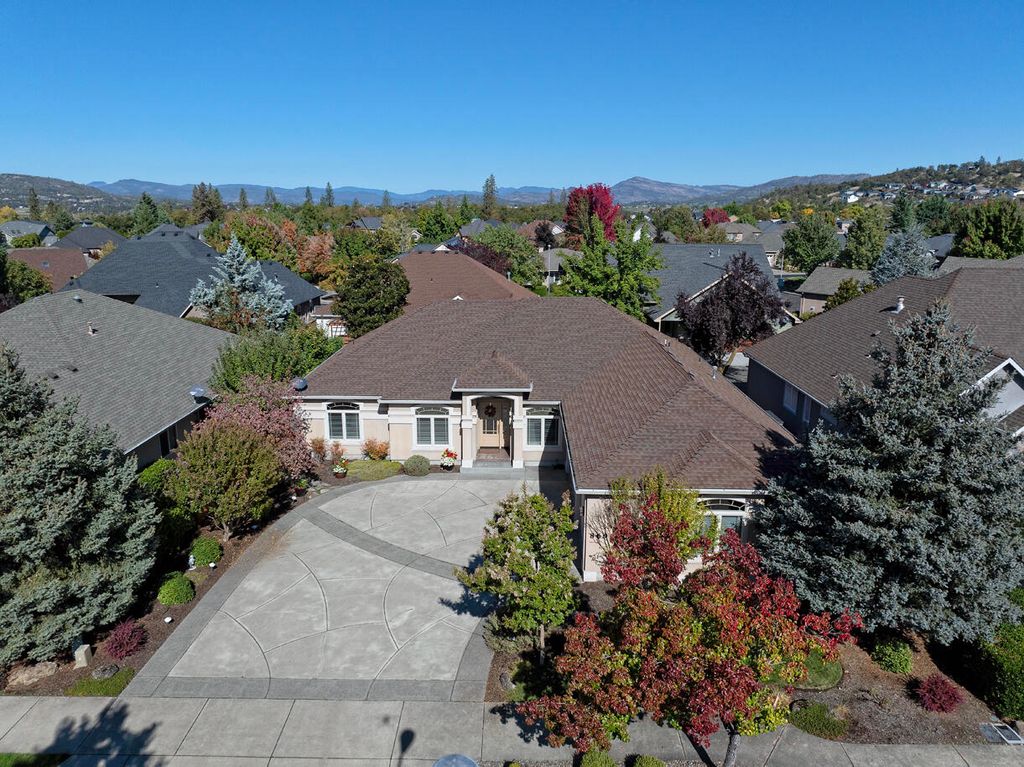 869 St Andrews Way, Eagle Point, OR 97524