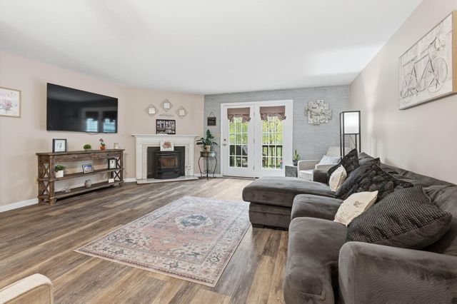 15 Walnut Circle, Merrimack, NH 03054